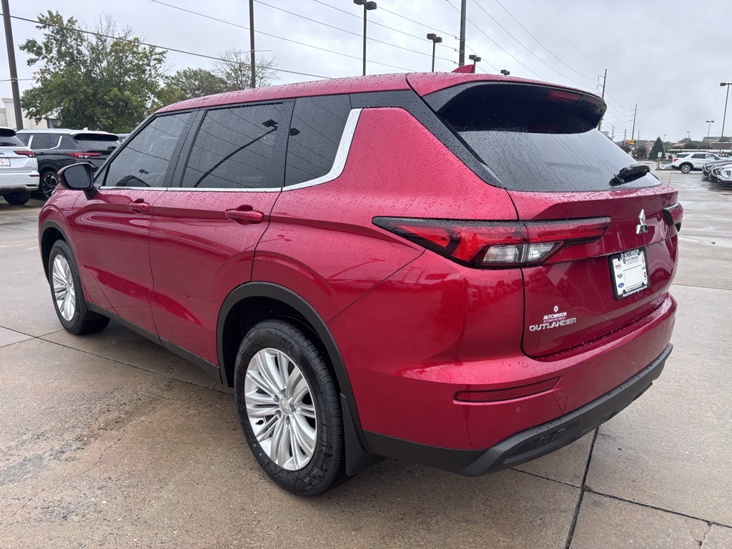 2024 Mitsubishi Outlander ES photo 2