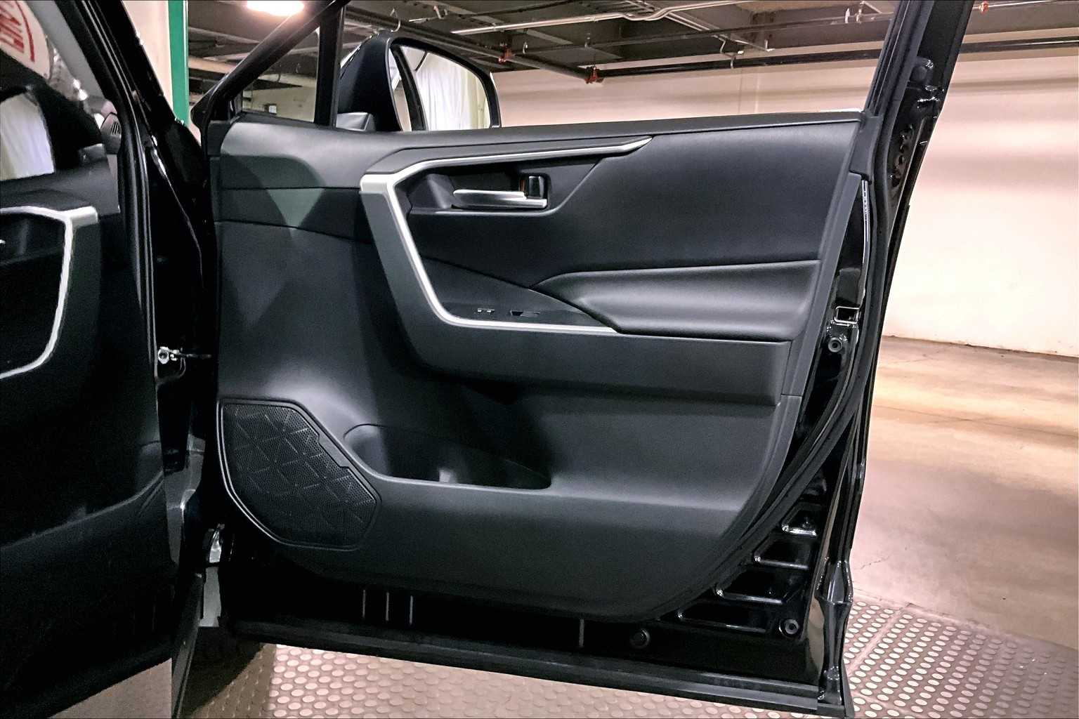 2019 Toyota RAV4 Hybrid XLE photo 21