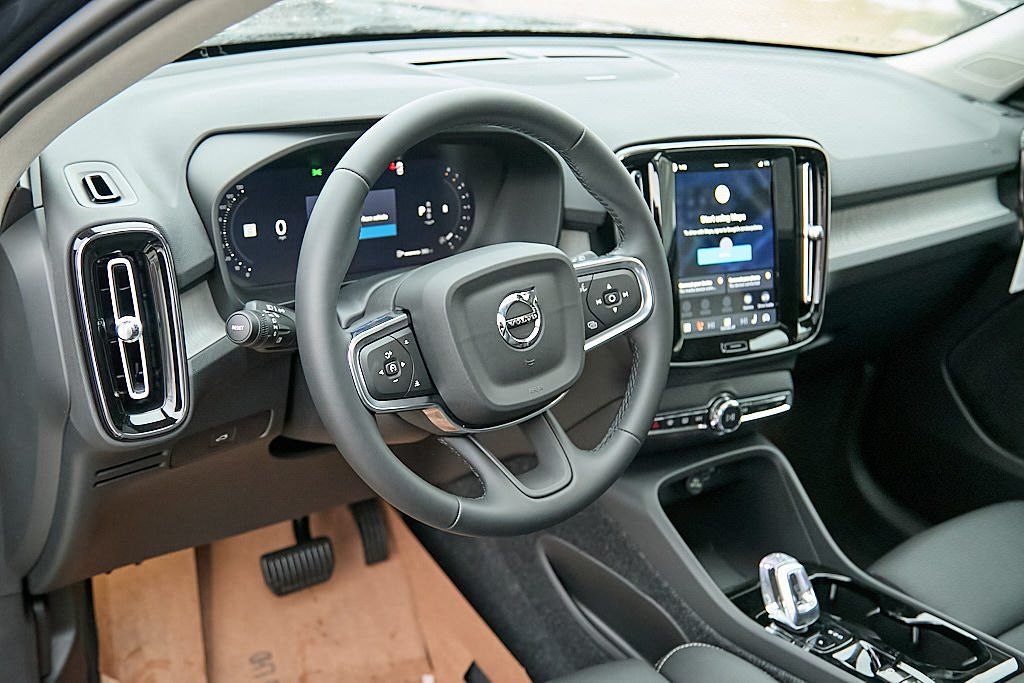 2026 VOLVO XC40 - Image 12