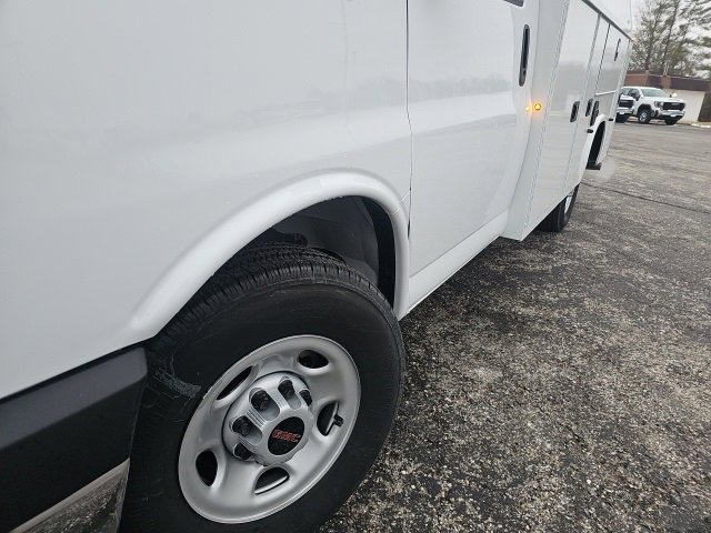 2024 Gmc Savana Cutaway 3500 photo 3
