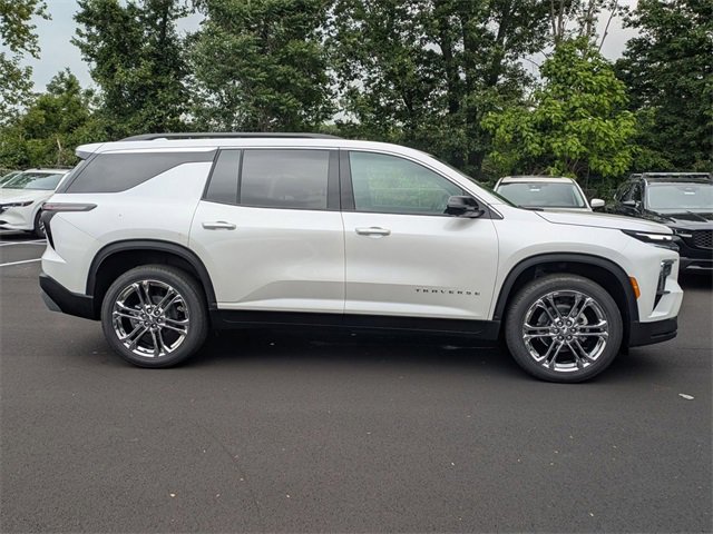 2025 Chevrolet Traverse photo 2