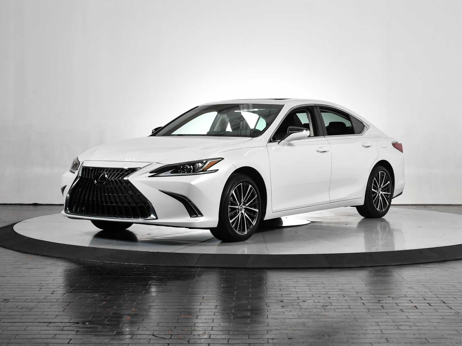 2024 Lexus ES 350's photo