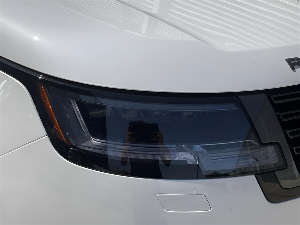 2025 Land Rover Range Rover SE photo 16