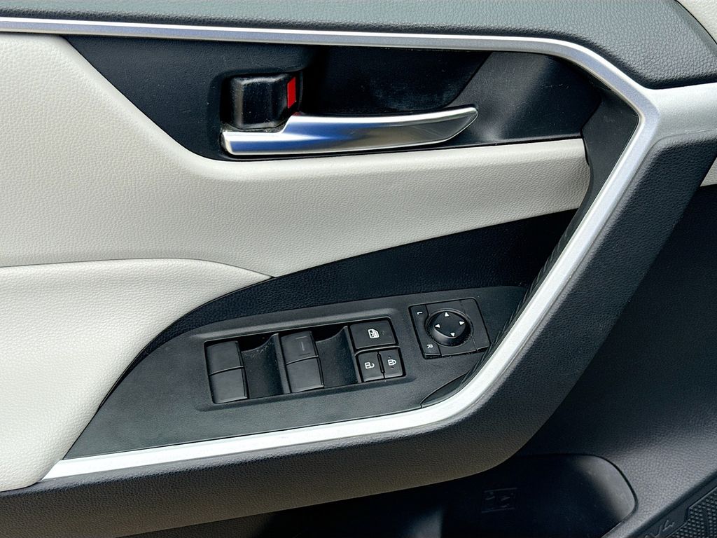 2020 Toyota RAV4 XLE photo 13