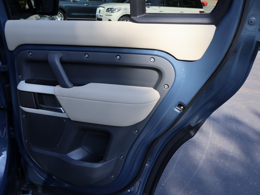 2022 Land Rover Defender 110 SE photo 10