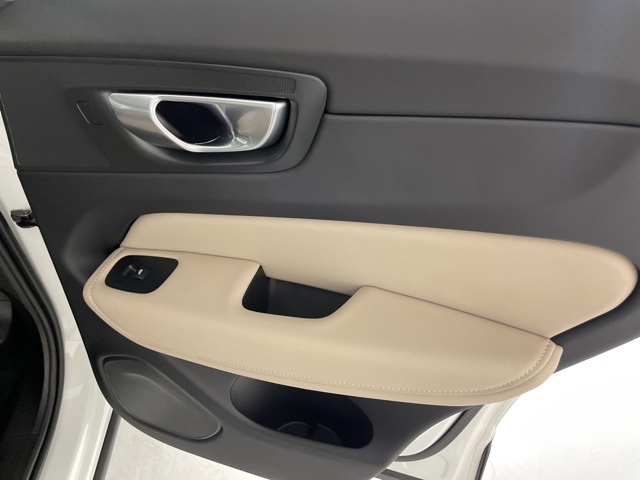 2026 Volvo XC60 Plus photo 41