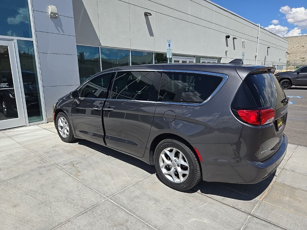 2020 Chrysler Pacifica Touring photo 5
