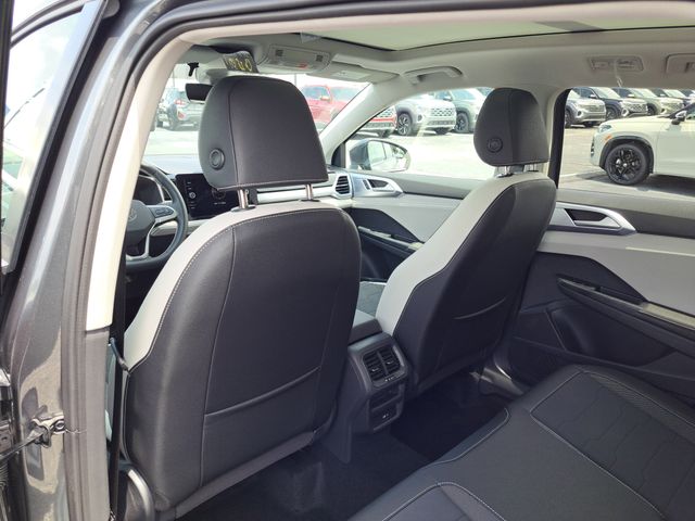 2025 Volkswagen Taos SE photo 14