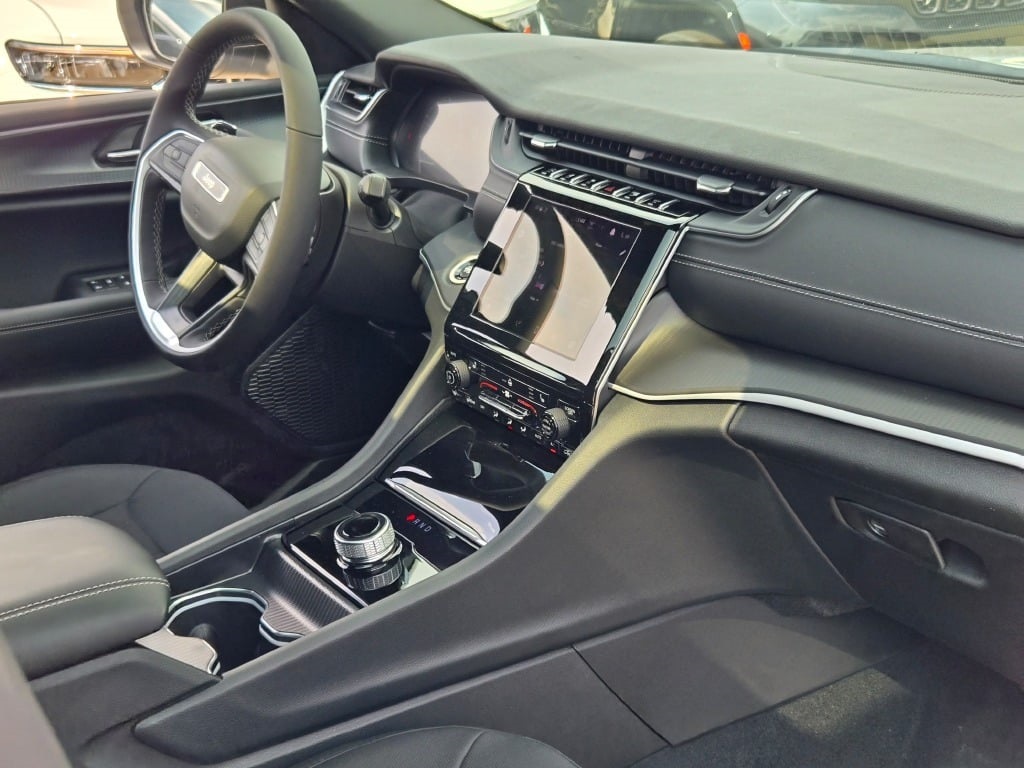 2025 Jeep Grand Cherokee Laredo photo 6