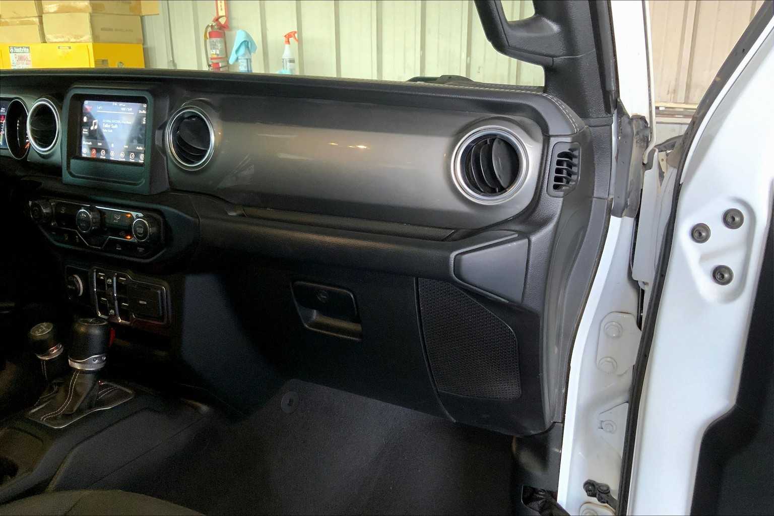 2021 Jeep Wrangler Unlimited Sahara photo 3