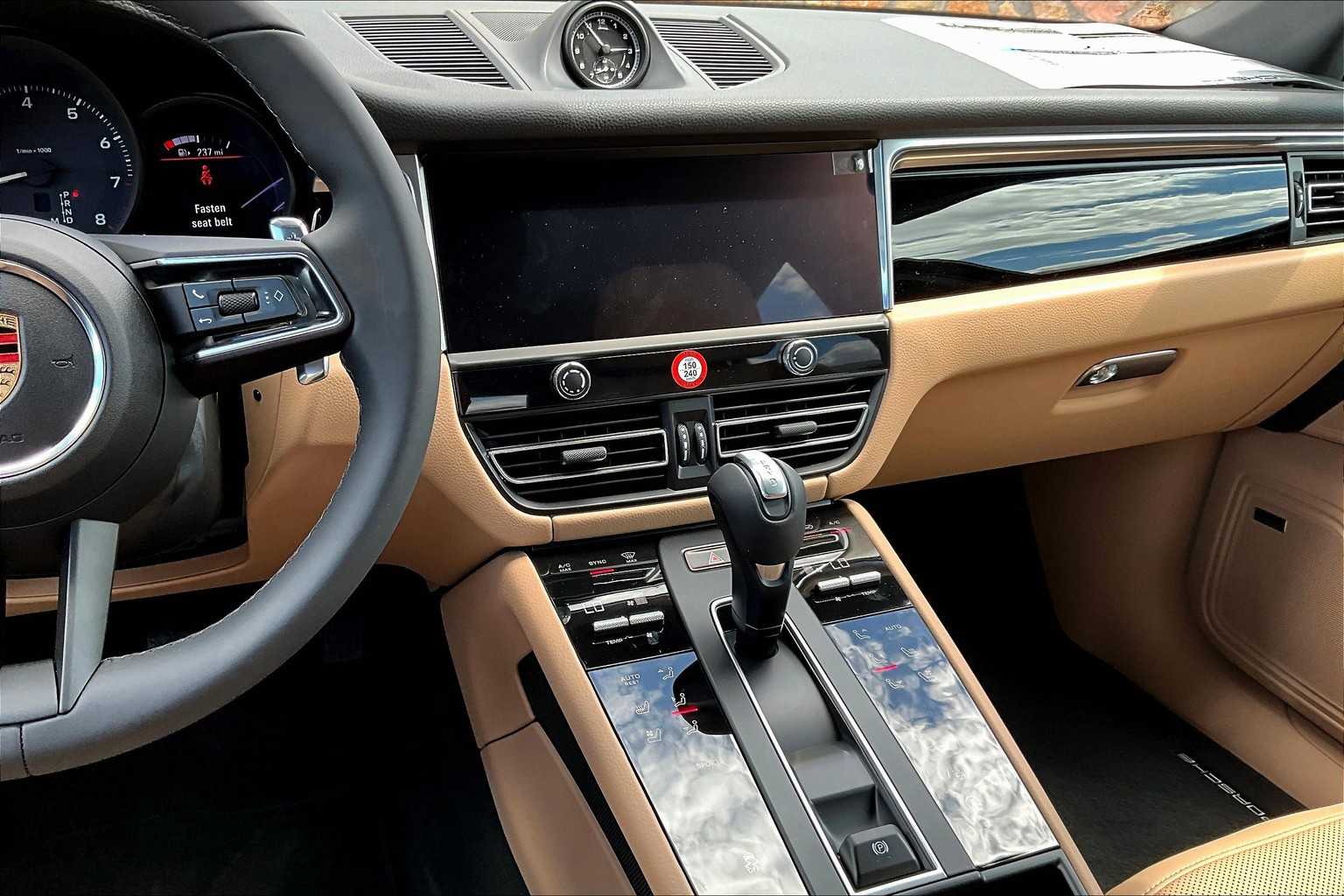 2026 Porsche Macan T photo 16