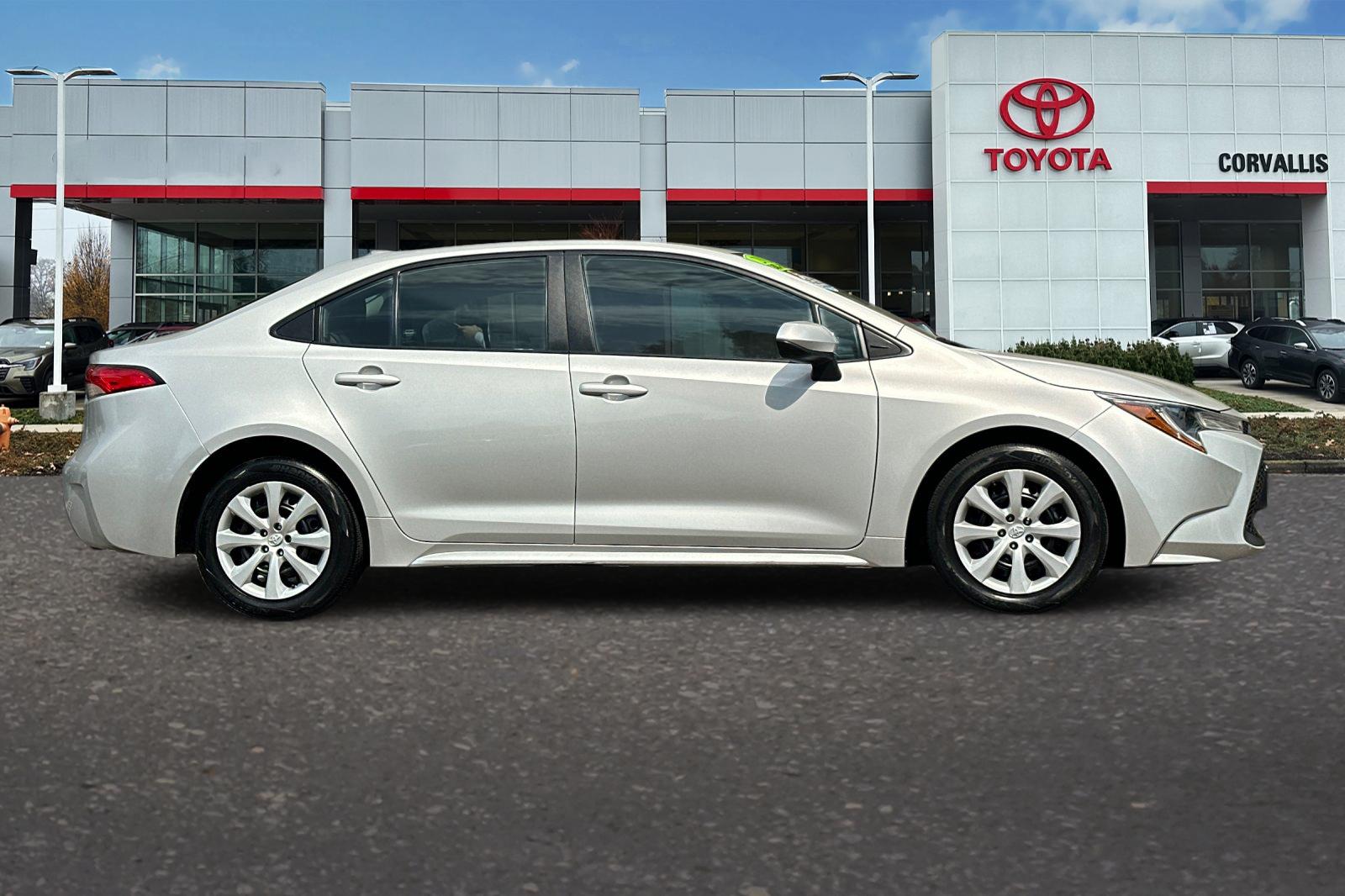 2021 Toyota Corolla LE photo 2