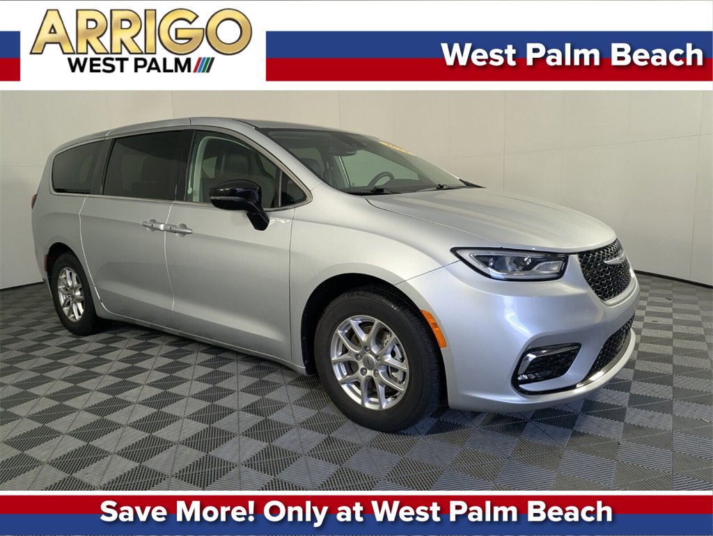 2024 Chrysler Pacifica Touring L's photo