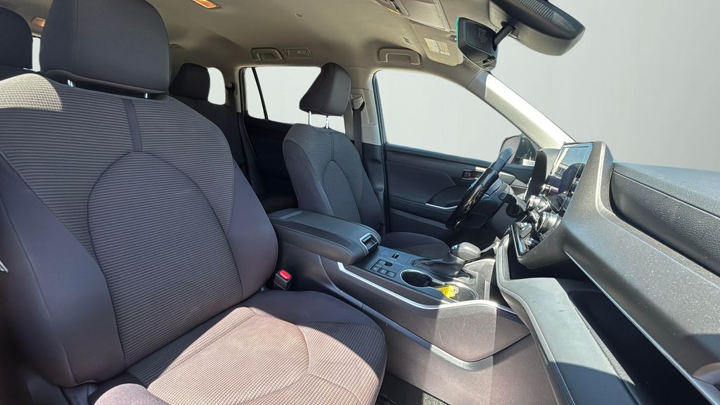 2024 Toyota Highlander LE photo 15