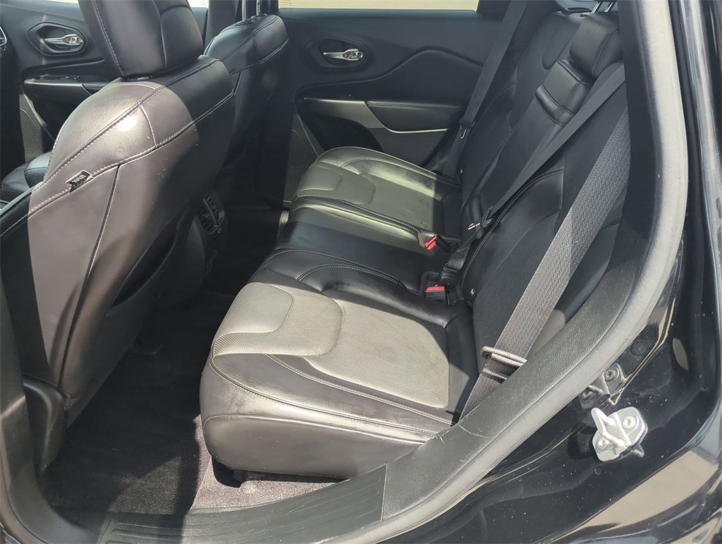 Used 2019 Jeep Cherokee Limited with VIN 1C4PJMDX5KD105610 for sale in Highland, IN