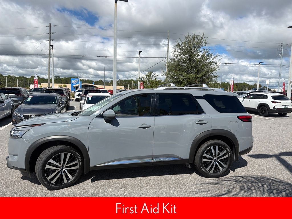 2024 Nissan Pathfinder Platinum photo 3