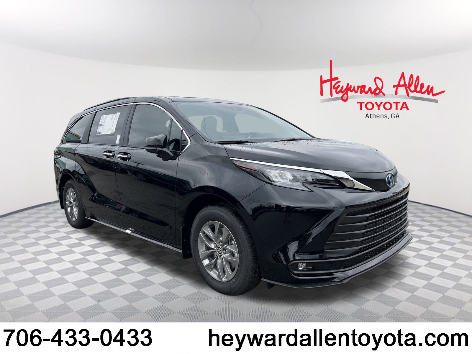 2025 Toyota Sienna XLE's photo