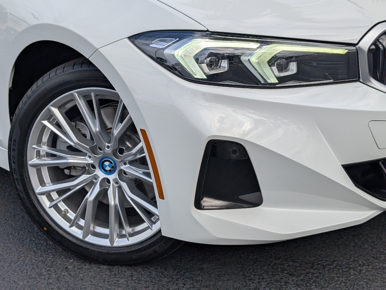 2023 Bmw 330e photo 2