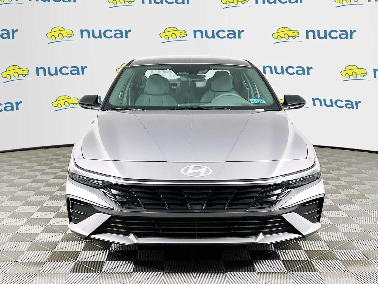 2025 Hyundai Elantra SEL Sport photo 2