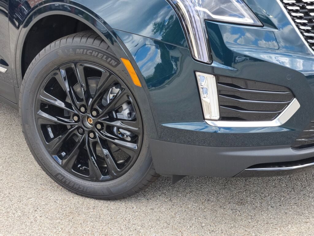 2025 Cadillac XT5 Luxury photo 2