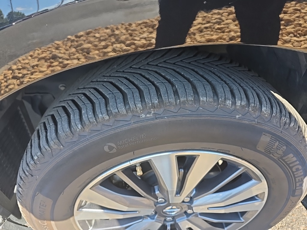 2018 Nissan Pathfinder SV photo 2
