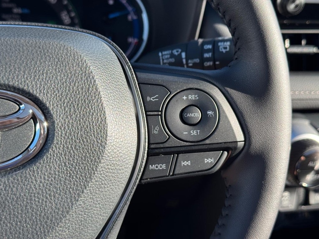 2025 Toyota RAV4 Hybrid XLE photo 14