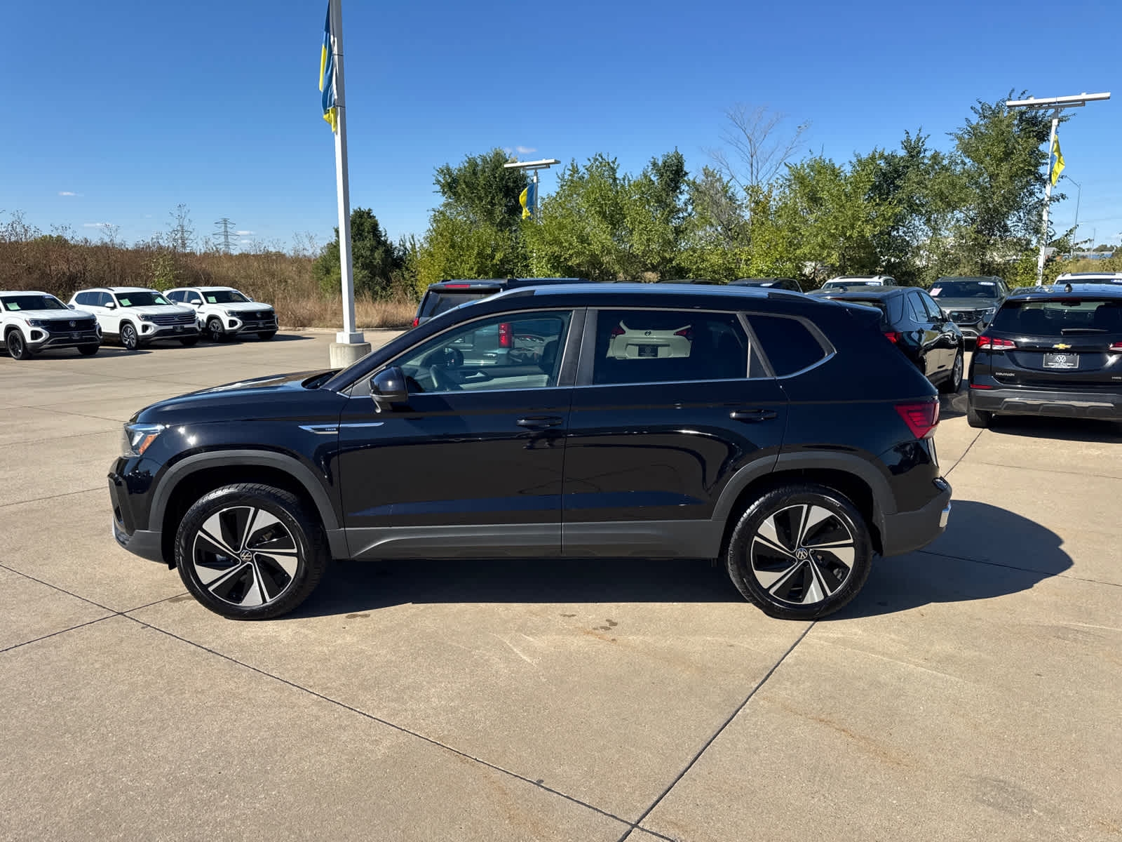 2024 Volkswagen Taos SE photo 2