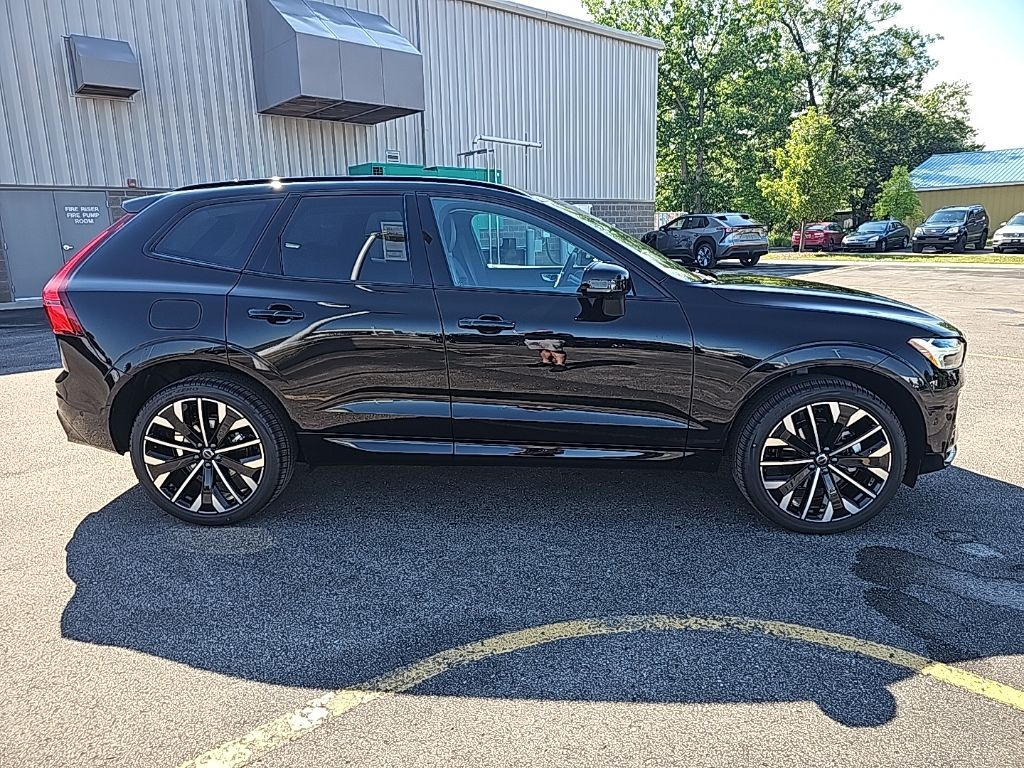 2026 Volvo XC60 B5 photo 4