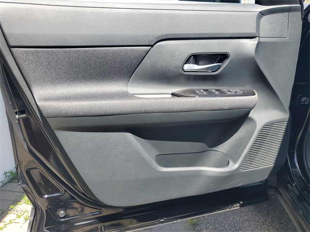 2025 Nissan Kicks SV photo 11