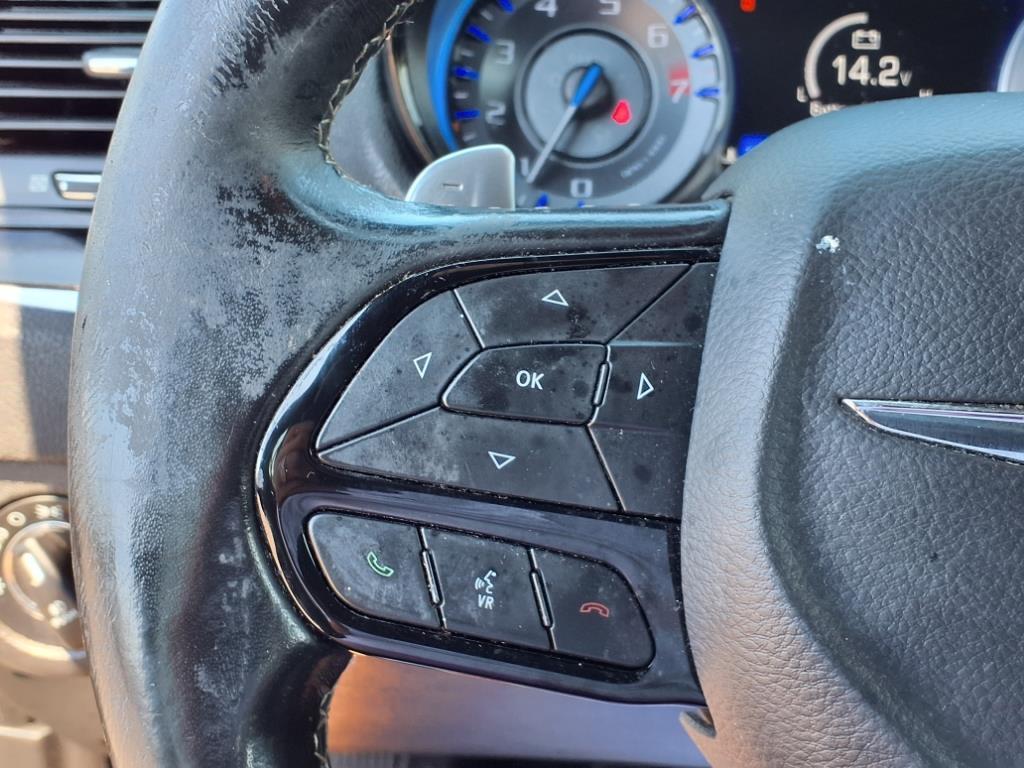 2020 Chrysler 300 photo 13