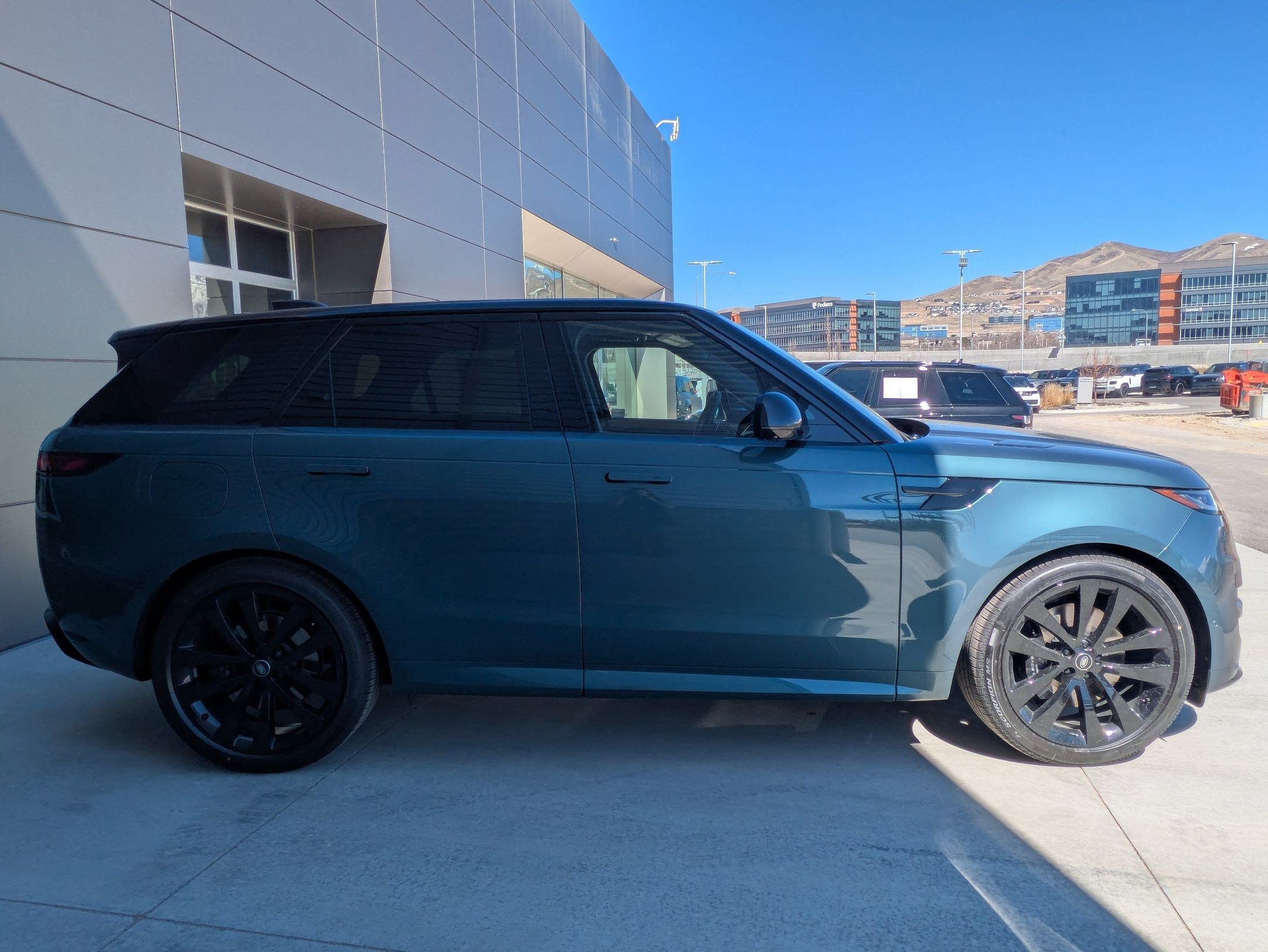 2025 Land Rover Range Rover Sport SE photo 4