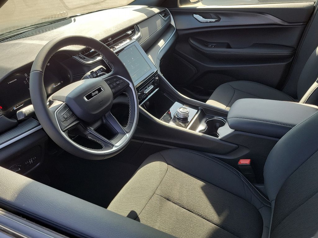 2025 Jeep Grand Cherokee Laredo X photo 2