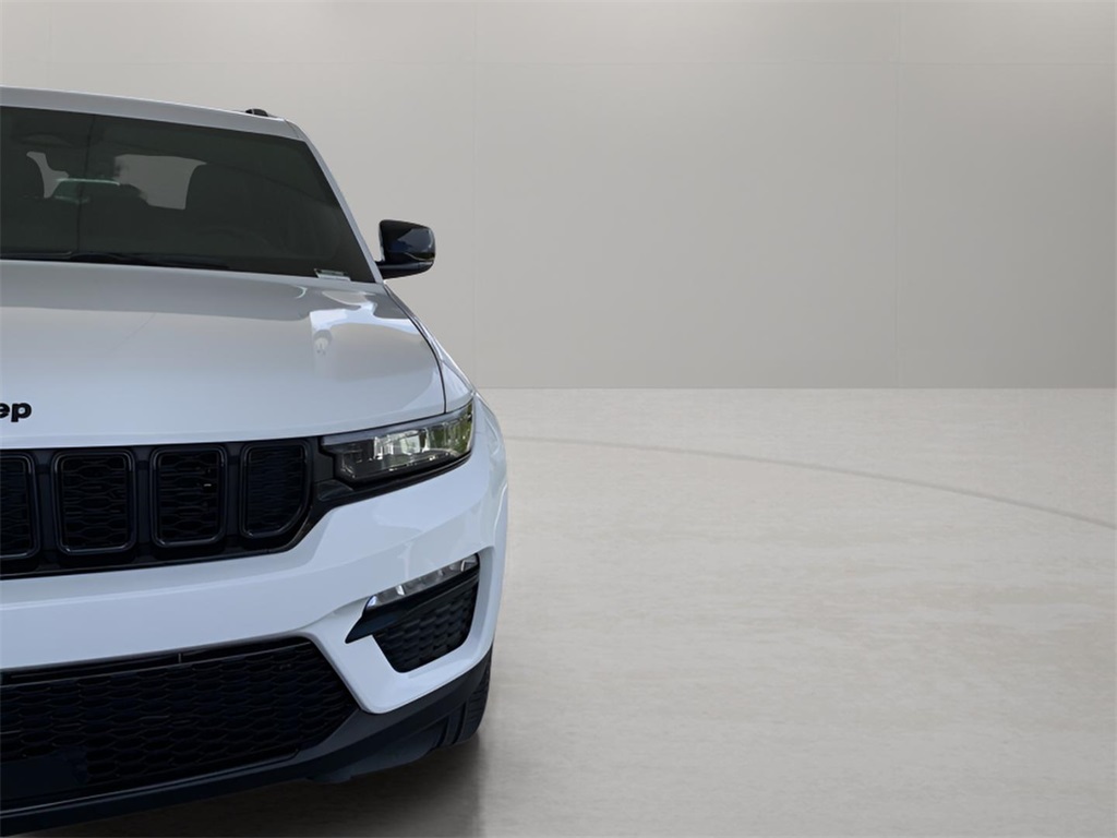 2025 Jeep Grand Cherokee Limited photo 3