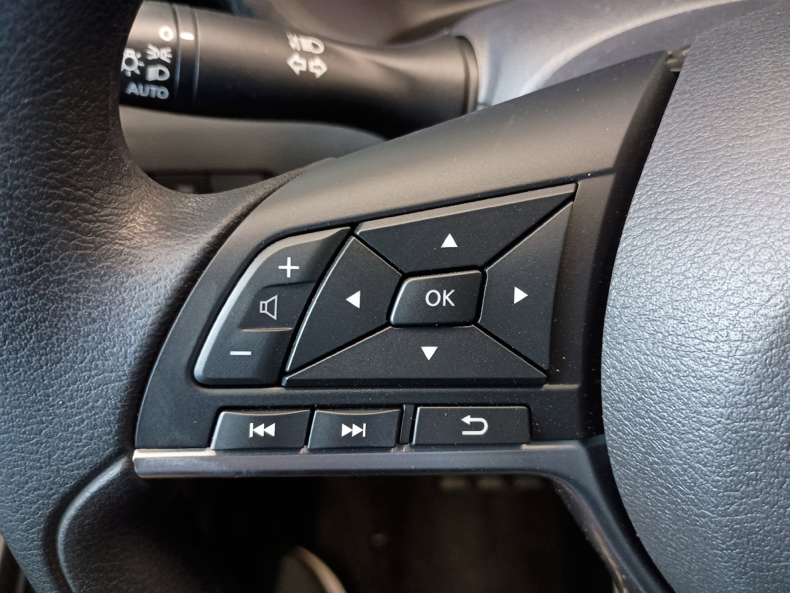 2025 Nissan Sentra SV photo 14