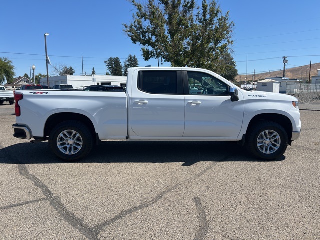 2022 Chevrolet Silverado 1500 LT photo 2