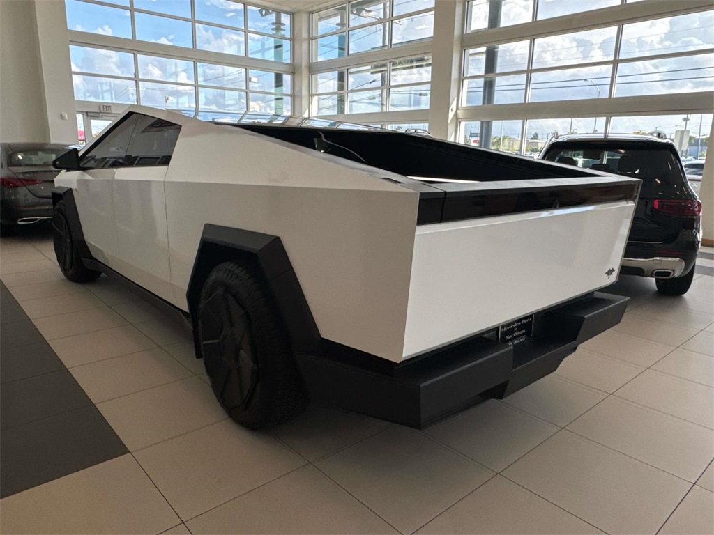 2024 Tesla Cybertruck photo 4