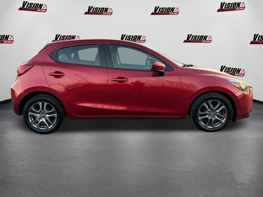 2020 Toyota Yaris LE photo 4