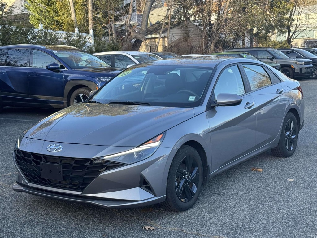 2023 Hyundai Elantra SEL photo 2