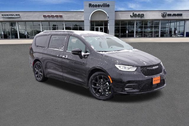 2026 Chrysler Pacifica Limited's photo