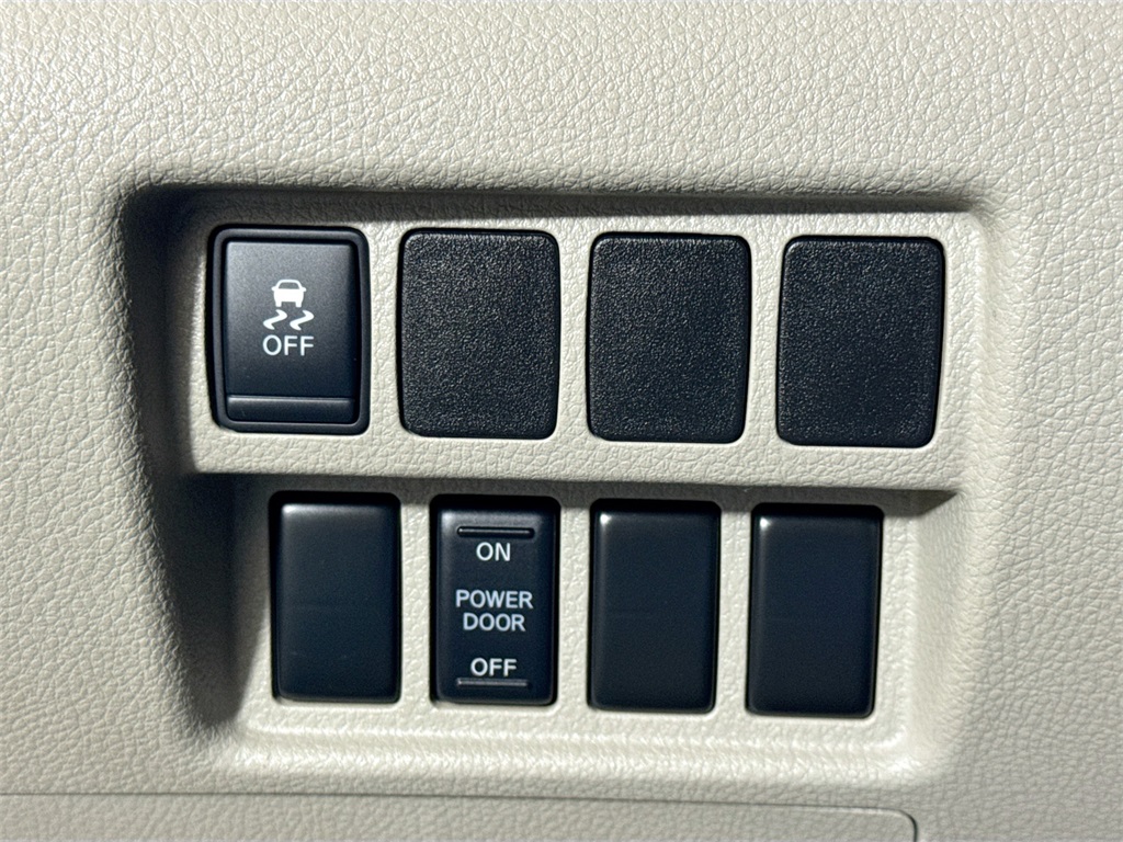 2012 Nissan Quest SV photo 28