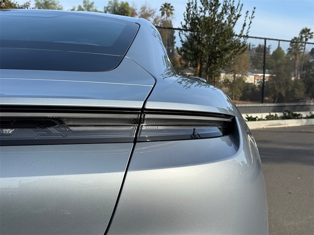 2025 Porsche Taycan 4S photo 9