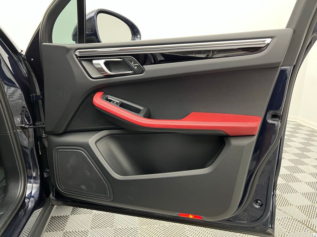 2021 Porsche Macan Base photo 31