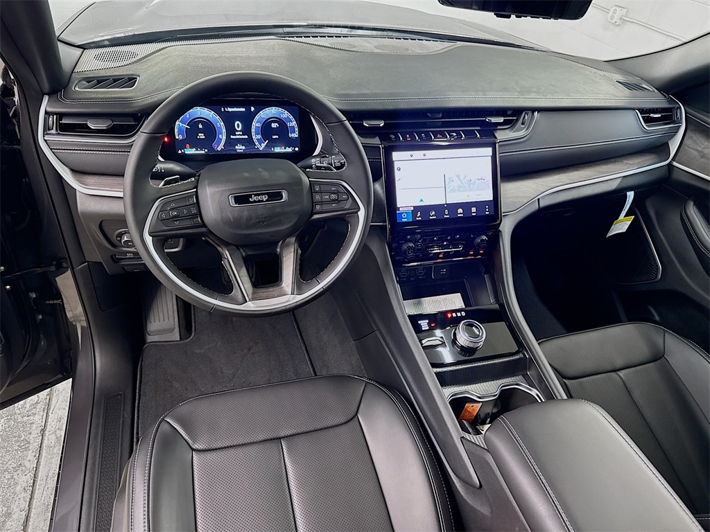 2025 Jeep Grand Cherokee Limited photo 3