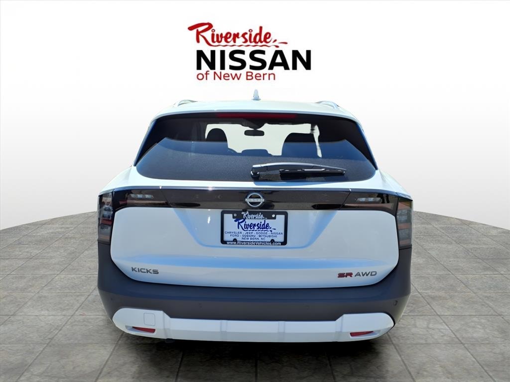 2025 Nissan Kicks SR photo 2
