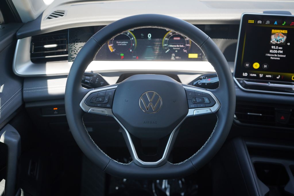 2025 Volkswagen Tiguan SE photo 3