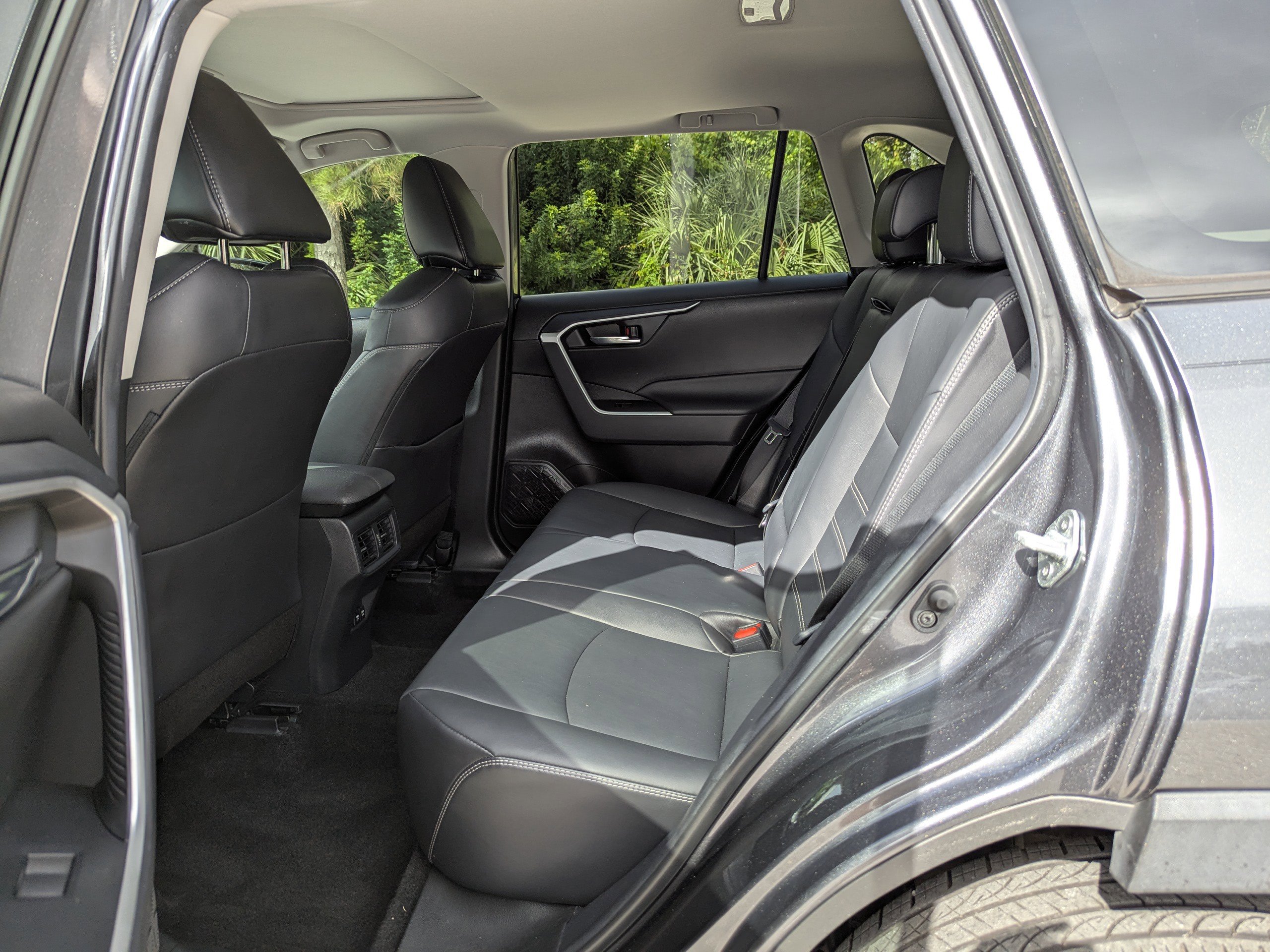 2021 Toyota RAV4 XLE Premium photo 13