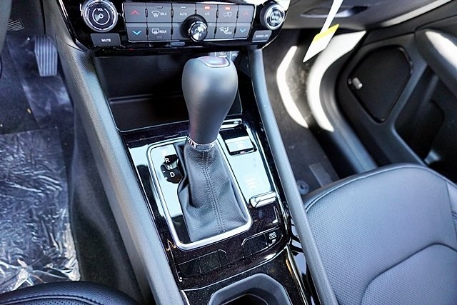 New 2025 Silver Zynith Metallic Clear-Coat Exterior Paint Jeep Limited image 35