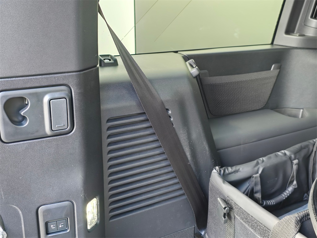 2025 Land Rover Defender 130 X-Dynamic SE photo 27
