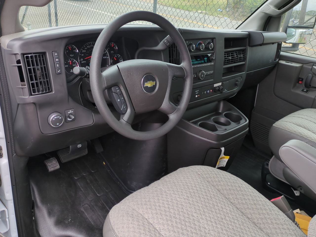 2025 Chevrolet Express Cutaway 3500 photo 2