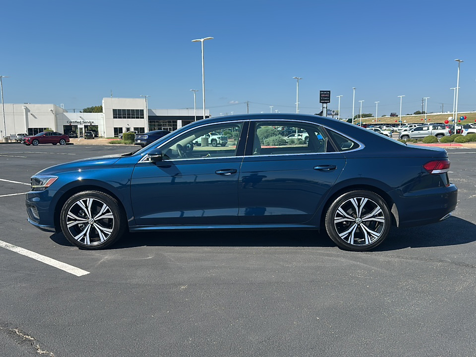 2022 Volkswagen Passat 2.0T SE photo 2